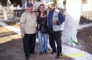 ORAN 11 2006 AUGUSTIN IBANEZ  SA FILLE  ET UN ANCIEN COPAIN DE BOULANGER AU CIMETIERE DE TAMAZOUETH